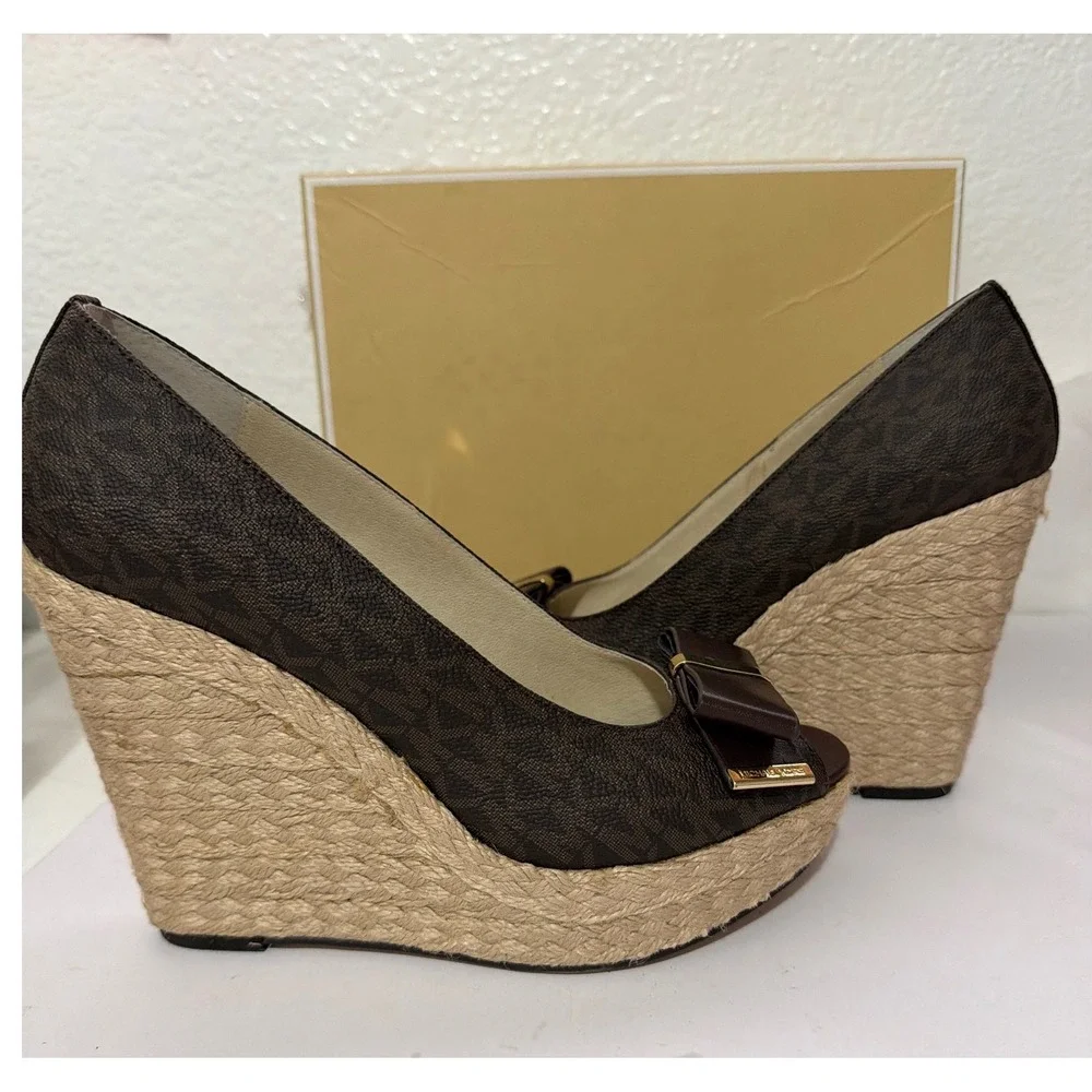 Michael Kors Brown Monogram Peep Toe Wedge Espadrille Sandals Bow 8M NEW
